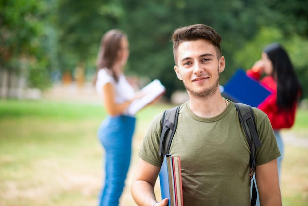 Joven estudiante frente a un grupo de amigos.