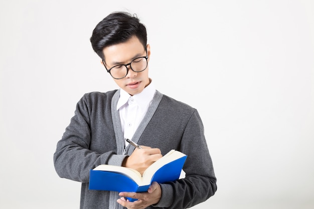 Joven estudiante graduado de Asia con accesorios de aprendizaje.