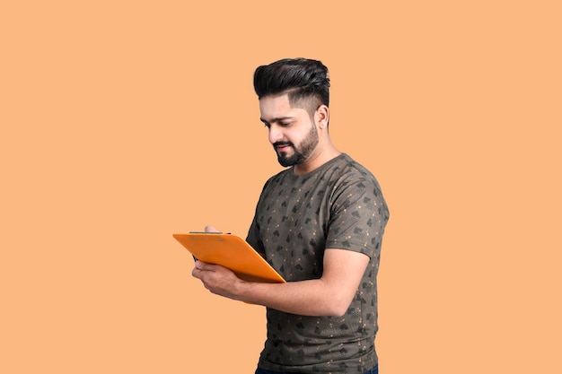 Joven estudiante guapo con camiseta con tablero modelo pakistaní indio