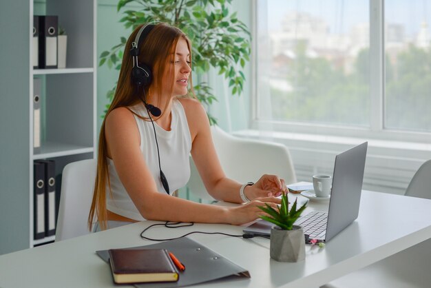 joven estudiante haciendo la tarea después de conferencias freelance trabaja en la computadora