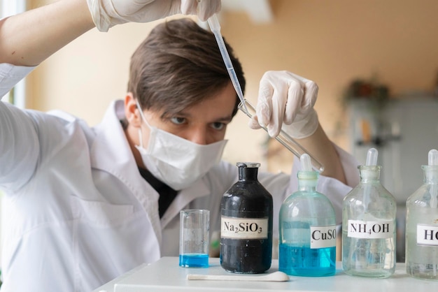 joven estudiante haciendo tareas de química. realizar el experimento b