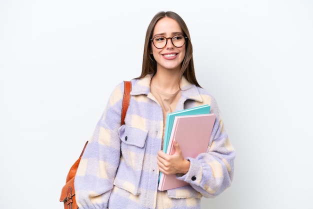 Joven estudiante hermosa aislada de fondo blanco pensando en una idea mientras mira hacia arriba