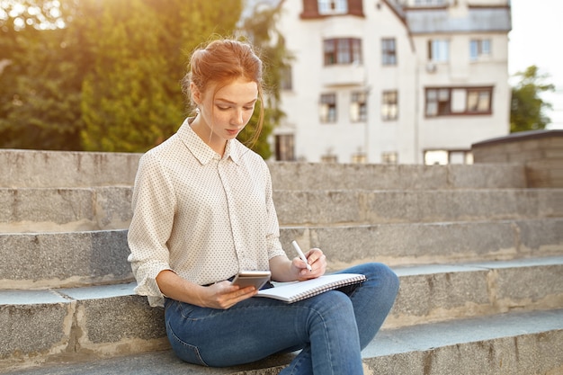 Joven estudiante hermosa escribe un ensayo