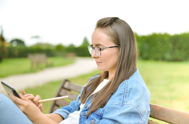 joven estudiante hermosa está aprendiendo al aire libre