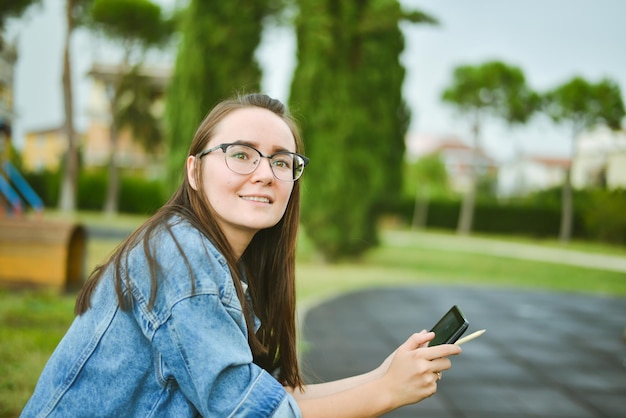 joven estudiante hermosa está aprendiendo al aire libre