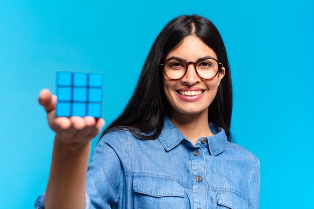 Joven estudiante hispana resolviendo un desafío de inteligencia