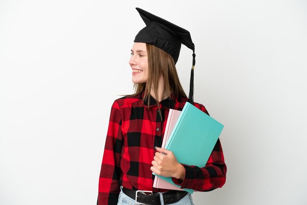 Joven estudiante de inglés mujer aislada sobre fondo blanco mirando hacia el lado