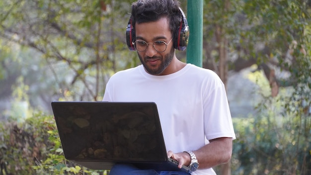 Joven estudiante con laptop - hombre con laptop