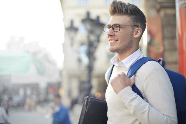 joven estudiante con laptop y mochila