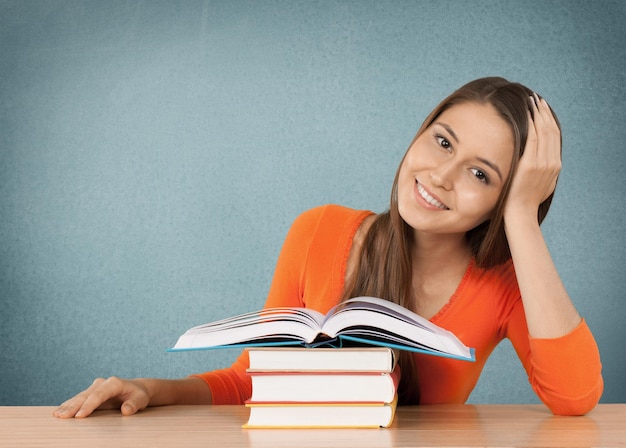 Joven estudiante leyendo libros