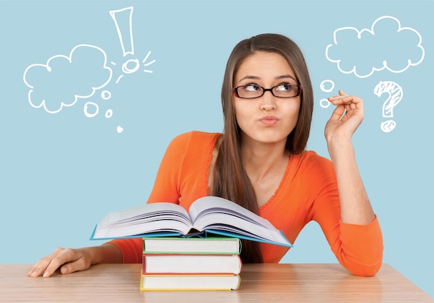 Joven estudiante leyendo libros