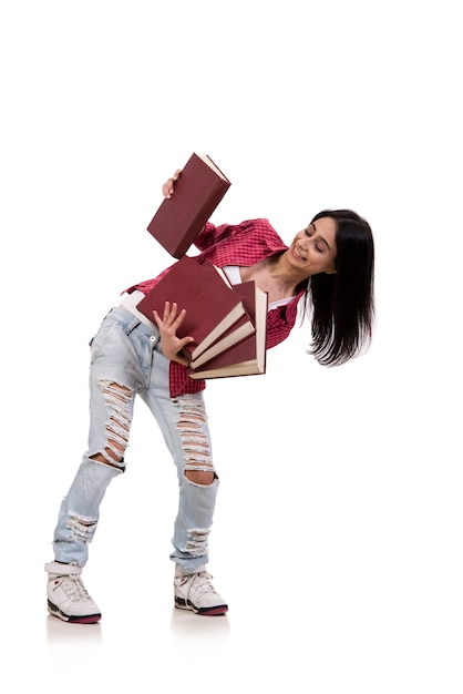 Joven estudiante con libros aislados en blanco