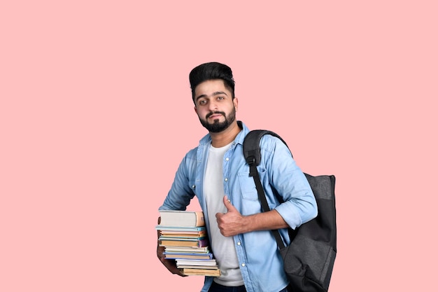 Joven estudiante con mochila con libros traje casual modelo paquistaní indio