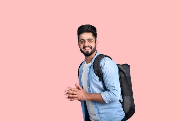 Joven estudiante con mochila modelo casual pakistaní indio