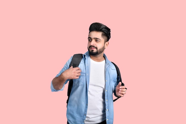 Joven estudiante con mochila modelo casual pakistaní indio