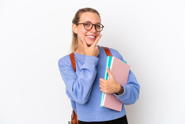 Joven estudiante mujer caucásica aislada sobre fondo blanco feliz y sonriente