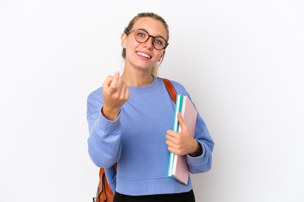 Joven estudiante mujer caucásica aislada sobre fondo blanco haciendo el gesto de venir