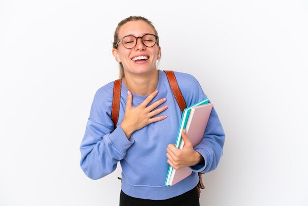 Joven estudiante mujer caucásica aislada sobre fondo blanco sonriendo mucho