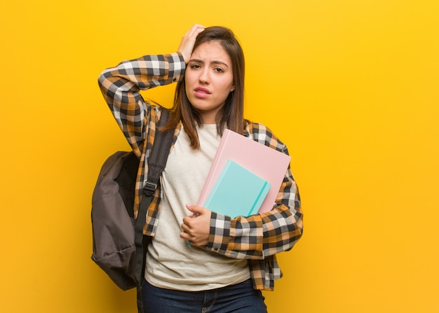 Joven estudiante mujer preocupada y agobiada.