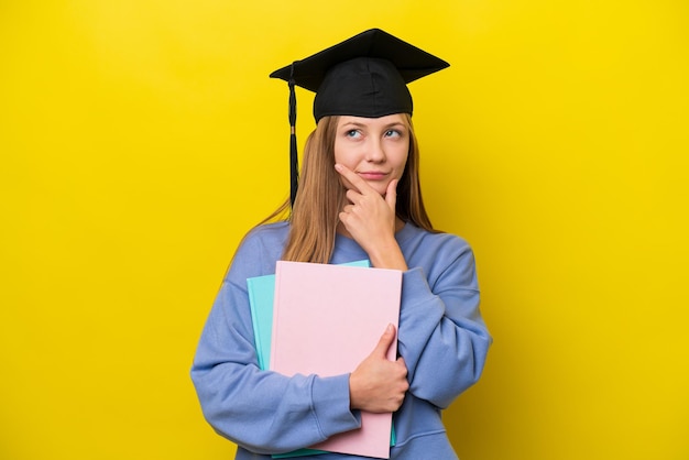 Joven estudiante mujer rusa aislada de fondo amarillo que tiene dudas