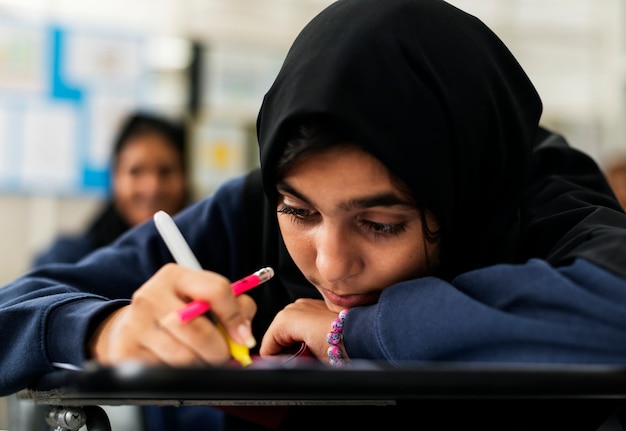 Joven estudiante musulmán