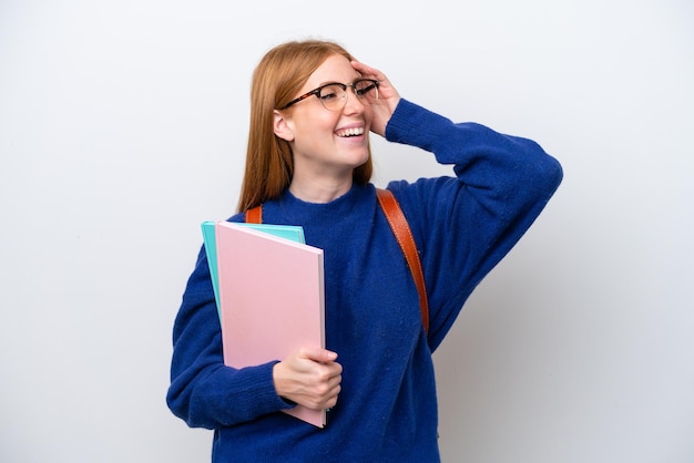 Joven estudiante pelirroja mujer aislada sobre fondo blanco sonriendo mucho