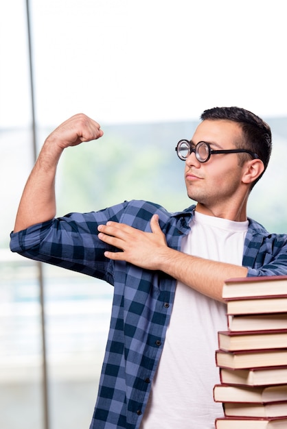 Foto joven estudiante preparándose para los exámenes escolares