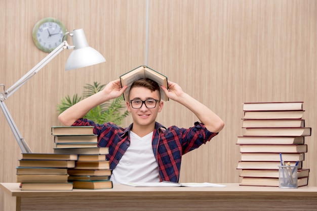 Joven estudiante preparándose para los exámenes escolares