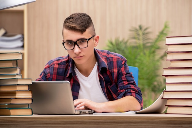 Joven estudiante preparándose para los exámenes escolares