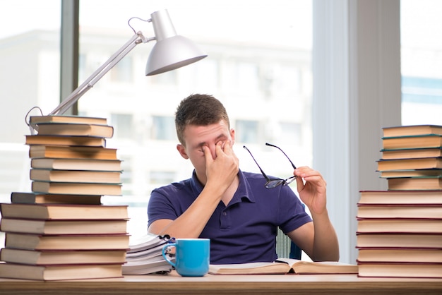 Joven estudiante preparándose para los exámenes escolares