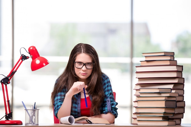 Joven estudiante preparándose para los exámenes escolares