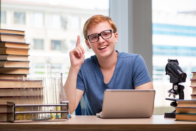 Joven estudiante preparándose para los exámenes escolares