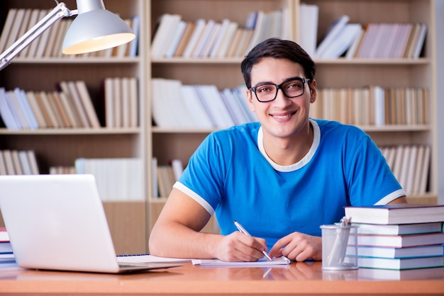 Joven estudiante preparándose para exámenes escolares