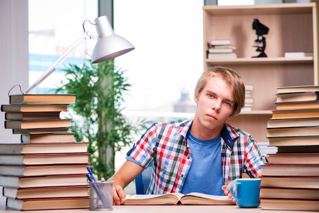 Joven estudiante preparándose para los exámenes universitarios