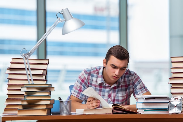 Joven estudiante preparándose para los exámenes universitarios