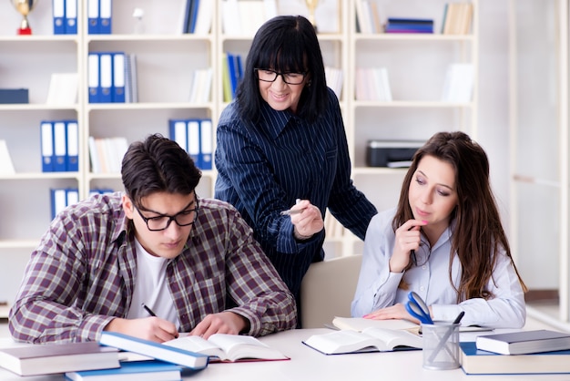 Joven estudiante y profesor durante la clase de tutoría