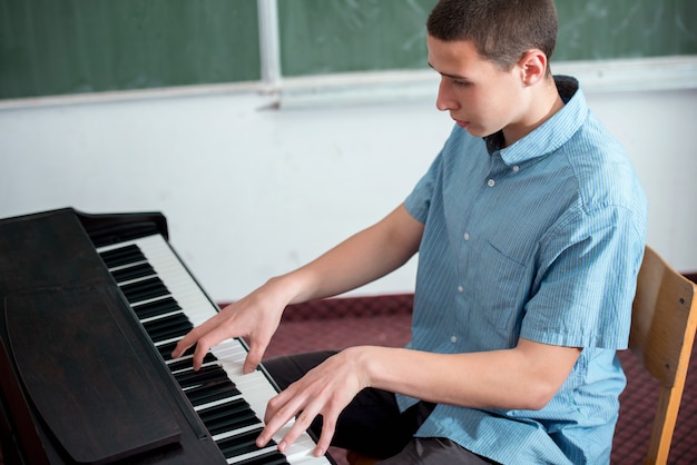 Joven estudiante realizando