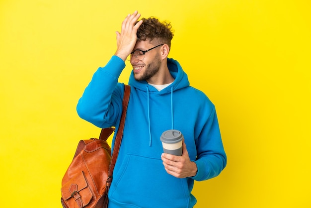 Joven estudiante rubio aislado de fondo amarillo se ha dado cuenta de algo y tiene la intención de encontrar la solución