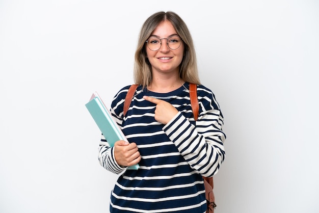 Joven estudiante rumana aislada de fondo blanco apuntando hacia un lado para presentar un producto