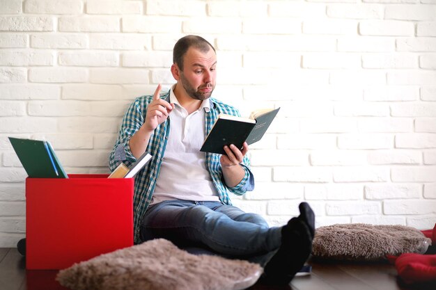 Joven estudiante en la sala de lectura