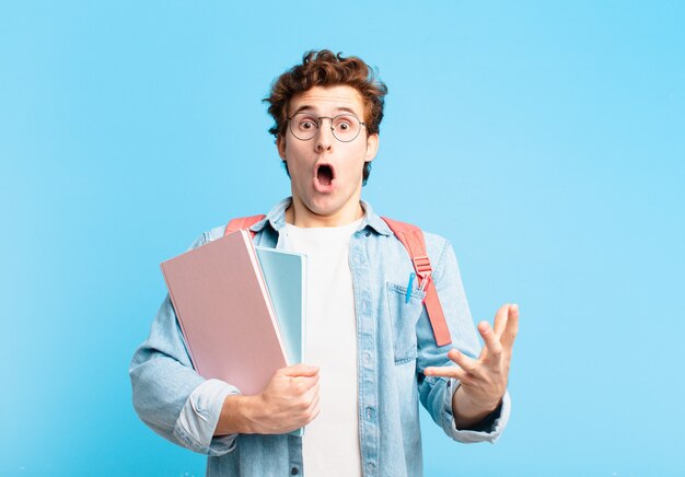 El joven estudiante se siente extremadamente conmocionado y sorprendido, ansioso y en pánico, con una mirada estresada y horrorizada.