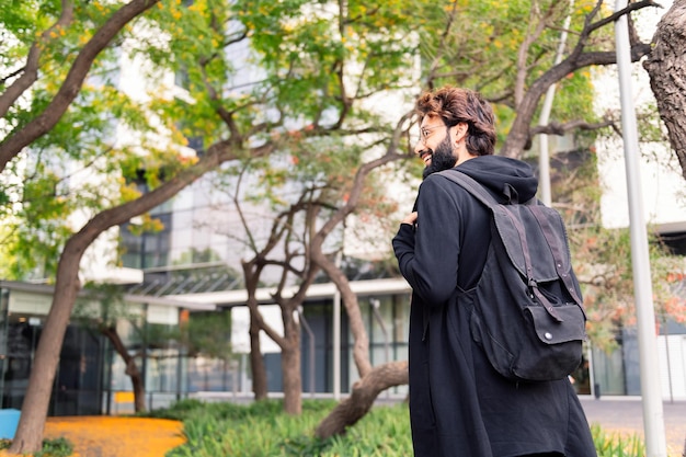 Joven estudiante sonriendo feliz en el campus