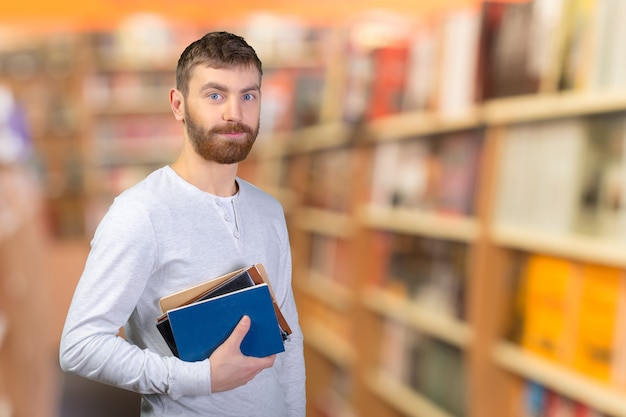 Joven estudiante sonriente con libros