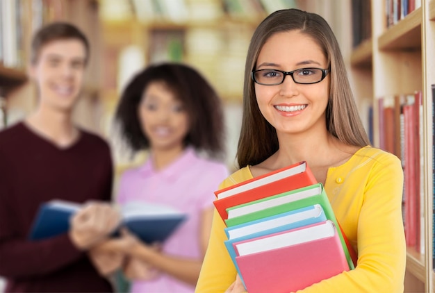 Foto joven estudiante sosteniendo libros