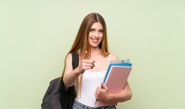 Joven estudiante te señala con el dedo