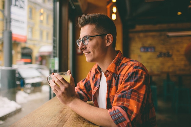 Joven estudiante tomando té