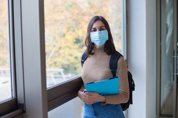 Joven estudiante en la Universidad