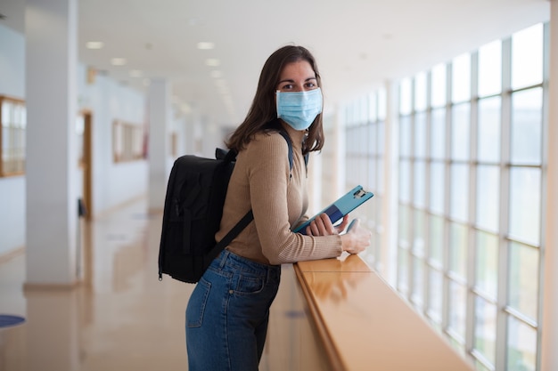 Joven estudiante en la Universidad