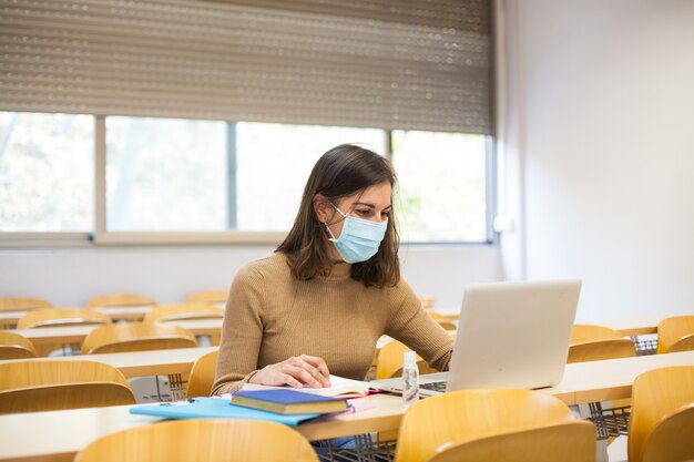 Joven estudiante en la Universidad