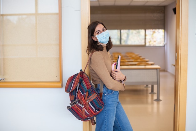 Joven estudiante en la Universidad